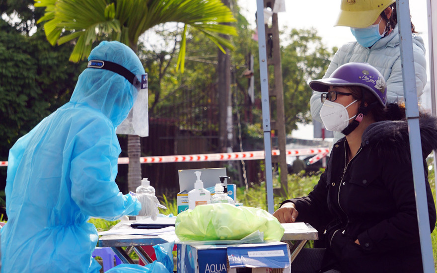 Lực lượng y tế TP Hải Phòng truy vết những người liên quan tới các ca bệnh.