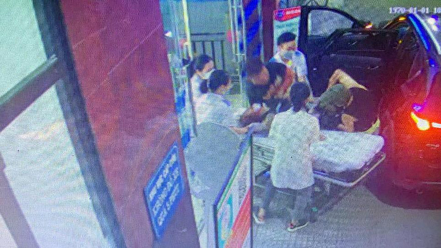 Một trong hai nạn nhân trong vụ việc được đưa đến bệnh viện cấp cứu nhưng không qua khỏi.