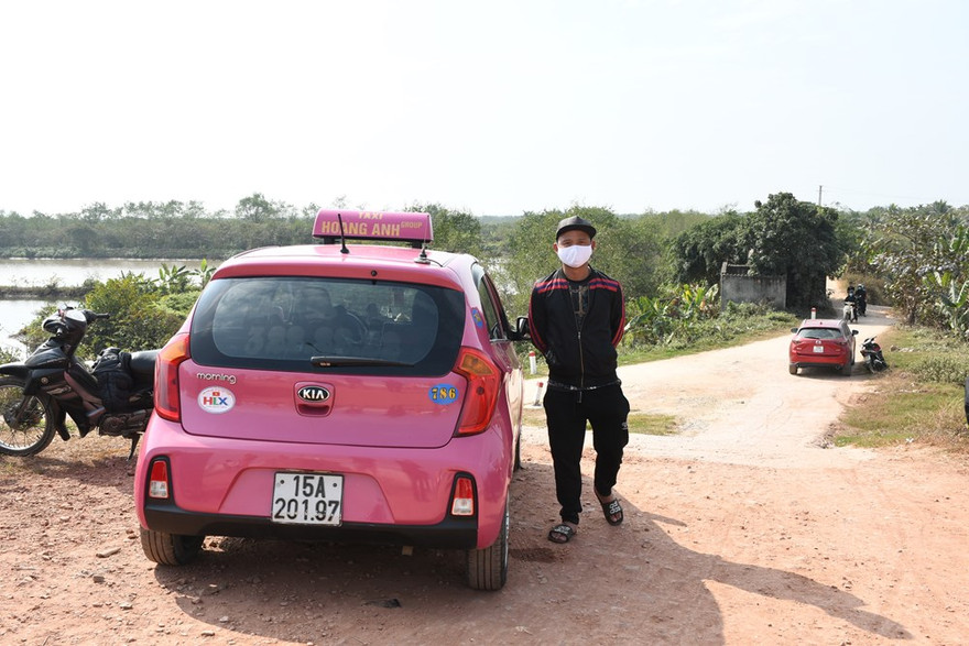 Một tài xế và phương tiện trong vụ việc. Ảnh: CAHP