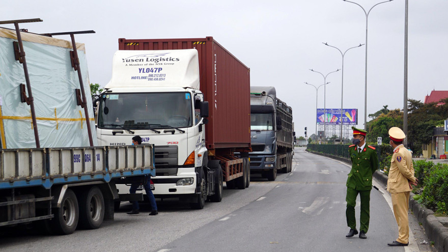 Lực lượng liên ngành TP Hải Phòng kiểm soát phương tiện trên QL5.