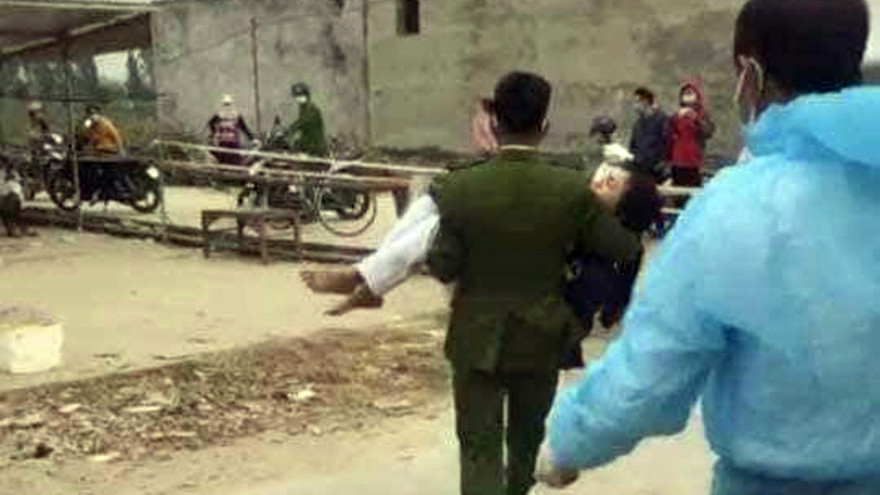 Chị Tống Thị Loan ngất xỉu tại điểm lấy mẫu xét nghiệm cho người dân phường Phạm Thái (Kinh Môn, Hải Dương).