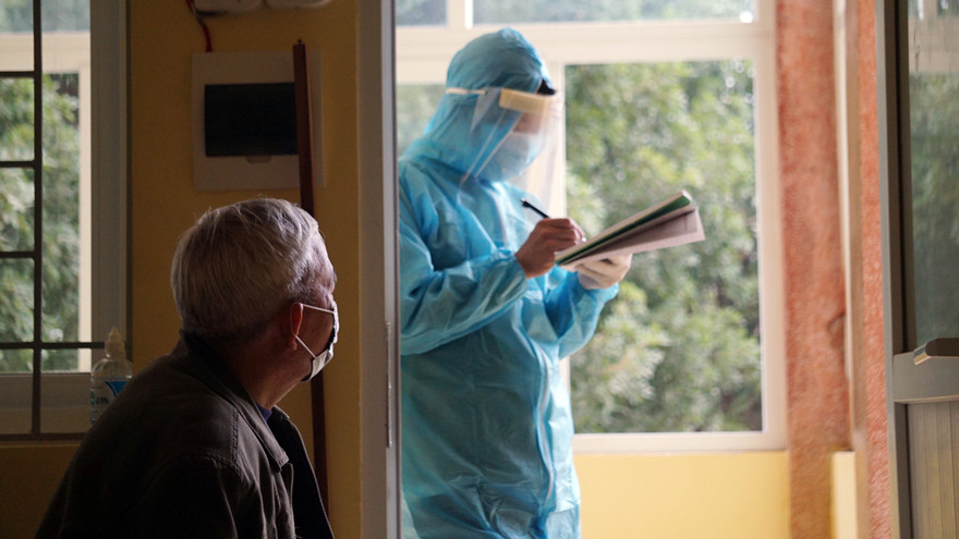 Truy tìm F1 của 2 nữ nhân viên quán karaoke mắc COVID-19 ở Hải Dương