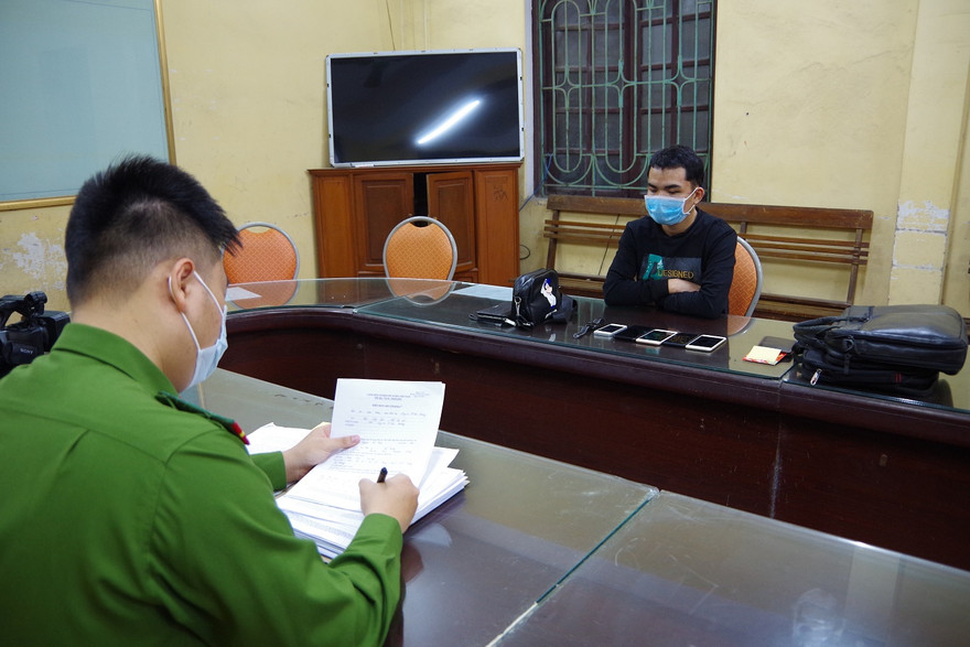 Nguyễn Tiến Đạt tại cơ quan công an. Ảnh: CAHD