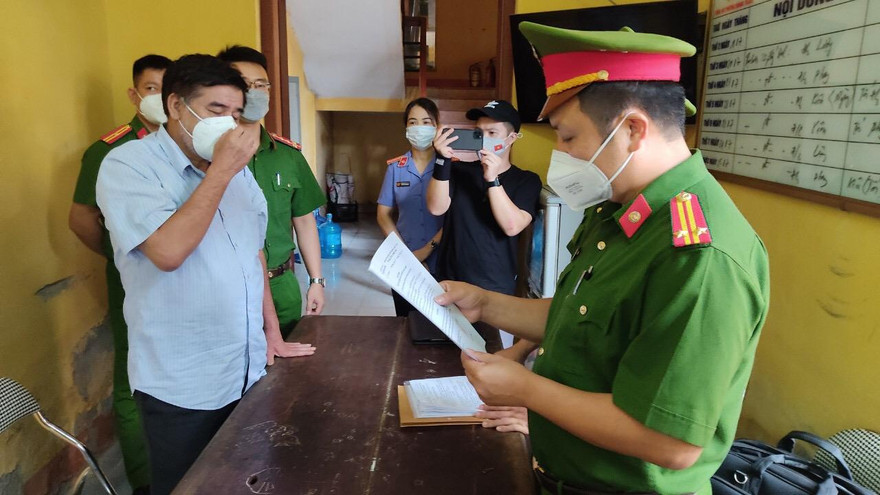 Cơ quan điều tra đọc quyết định khởi tố bị can, tạm giam Nguyễn Thanh Hải, nguyên Quyền Cục trưởng Quản lý thị trường Hải Dương. Ảnh: CAHD cung cấp.