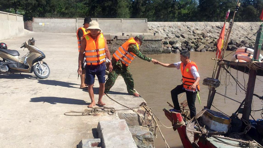 3 thuyền viên được cứu vớt, đưa về bờ an toàn.