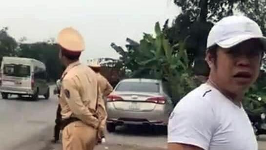 Người đàn ông lạ có dấu hiệu tấn công tài xế ghi hình giám sát tổ CSGT trên QL 10, thuộc địa phận huyện Thủy Nguyên (TP Hải Phòng). Ảnh: Cắt từ clip