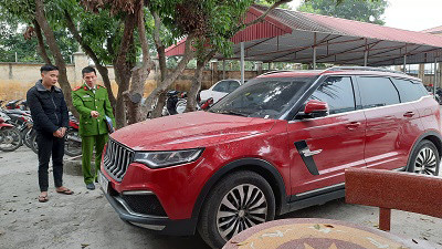 Lã Văn Linh và chiếc xe của Dương Minh Tuyền tại cơ quan công an.