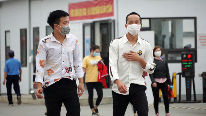 Công nhân Công ty Eastech, KCN Cộng Hòa (TP Chí Linh, Hải Dương) đi làm nhiều ngày nay.