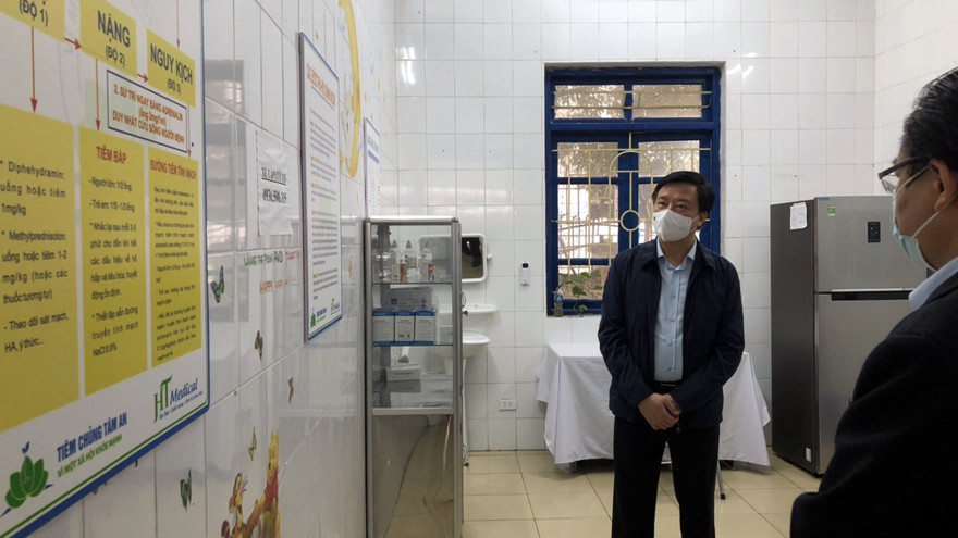 Bí thư Hải Dương thị sát nơi tiêm lượt vắc-xin ngừa COVID-19 đầu tiên