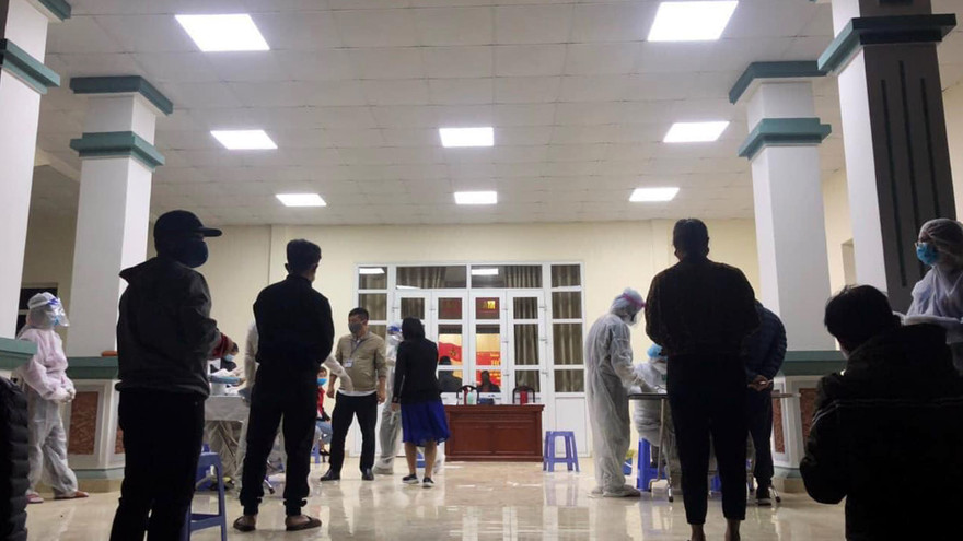 Tối 20/2, lực lượng y tế TP Hải Dương khẩn cấp lấy mẫu xét nghiệm những người liên quan.