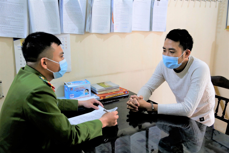 Nguyễn Văn Tùng tại cơ quan công an.