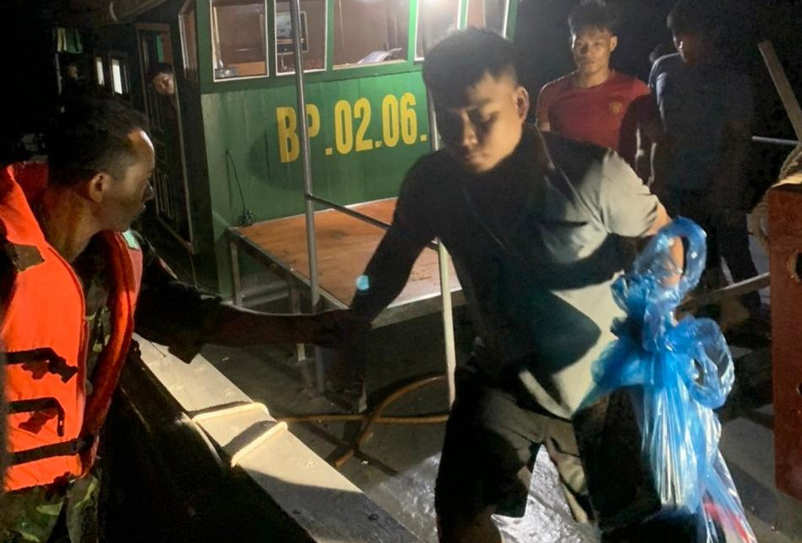 Các chiến sỹ Đồn Biên phòng Cát Bà cứu vớt 7 thuyền viên gặp nạn trên biển.