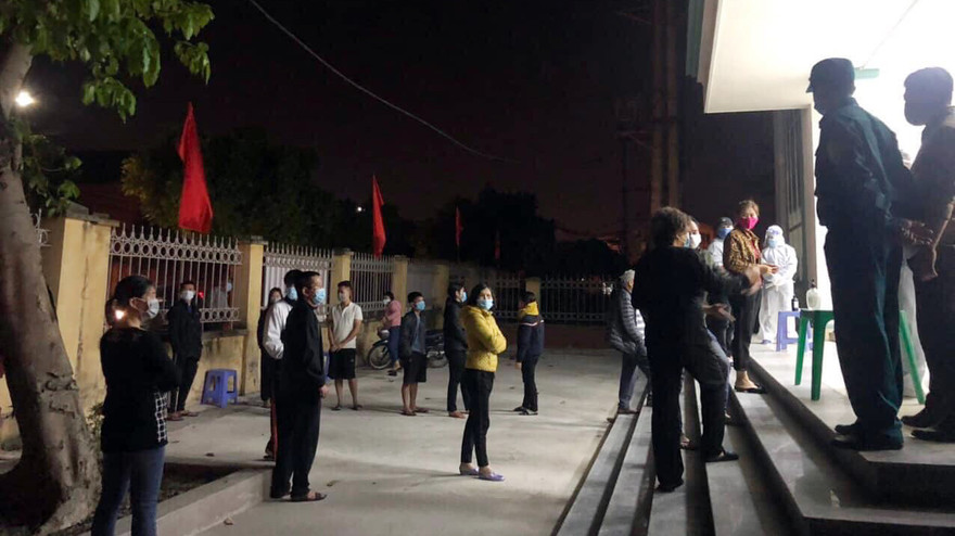 Lực lượng y tế xuyên đêm lấy mẫu xét nghiệm người dân tối 20/2. Ảnh: DPT Hai Dương