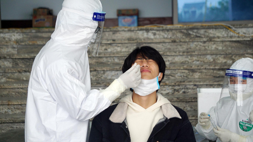 Lực lượng y tế lấy mẫu xét nghiệm người dân TP Hải Dương. Ảnh: Nguyễn Hoàn