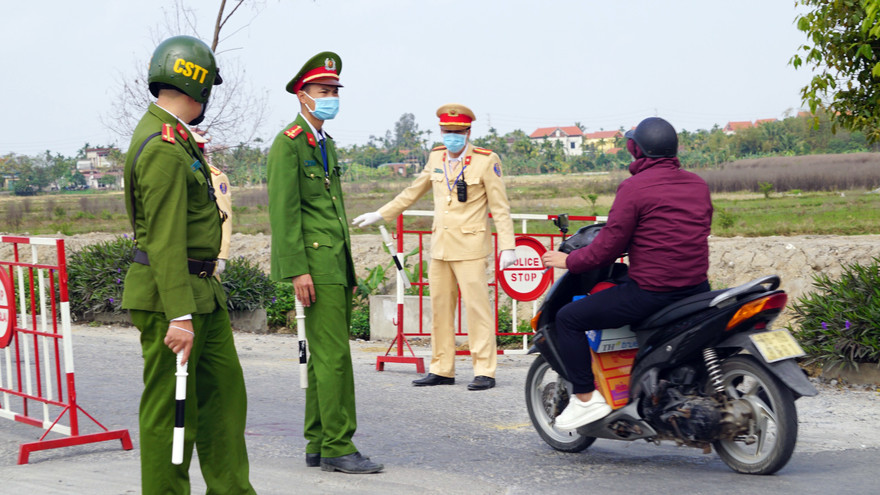 Lực lượng chức năng TP Hải Phòng tại các chốt kiểm soát COVID-19.