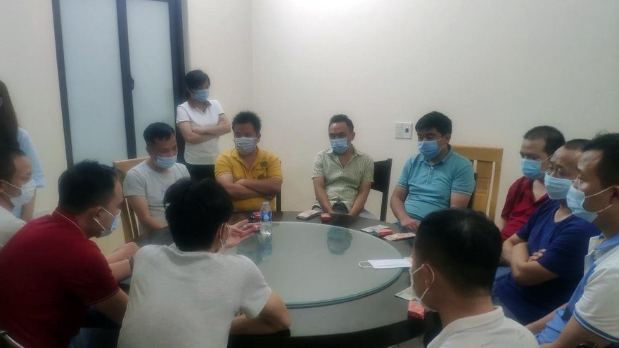 Nhóm khách mang quốc tịch Trung Quốc tụ tập ăn uống tại nhà hàng tại huyện Tứ Kỳ, Hải Dương. Ảnh: Công an Hải Dương