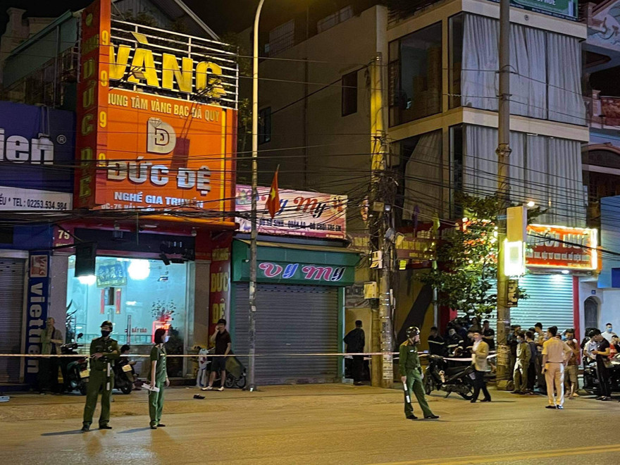 Cảnh sát phong tỏa cửa hàng vàng bị ném mìn tự chế ở Hải Phòng.