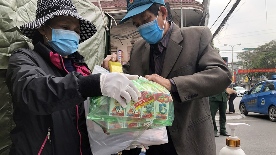 Tiếp tế thực phẩm cho người cách ly tại Bệnh viện Trẻ em Hải Phòng