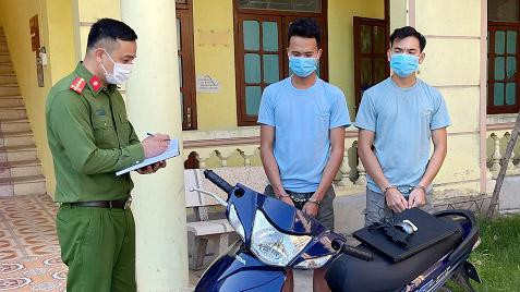 Bị can Chính và Tuân tại cơ quan công an.