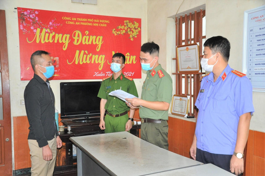 Cơ quan điều tra đọc lệnh khởi tố, bắt tạm giam đối với Đào Anh Tuấn. Ảnh: CAHD