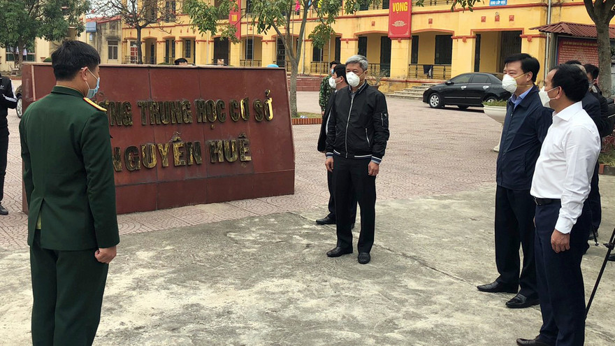 Ông Nguyễn Trường Sơn - Thứ trưởng Y tế cùng lãnh đạo tỉnh Hải Dương kiểm tra các cơ sở các ly, phong tỏa ngày 18/2.