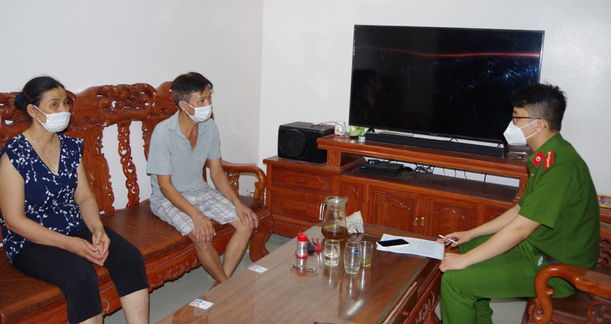 Vợ chồng ông N.X.K làm việc với cơ quan công an.