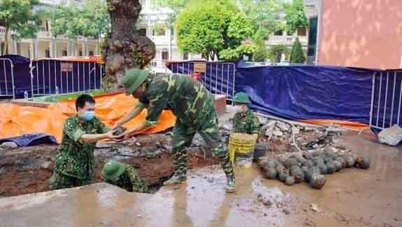 Tổ công tác quân khí, công binh Hải Dương xử lý vật thể nghi là bom được phát hiện.