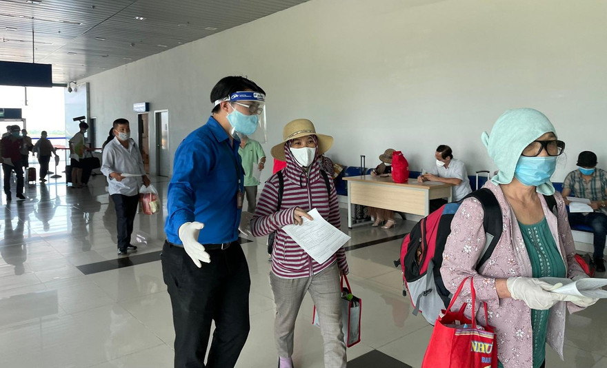 Đoàn viên thanh niên tình nguyện Hải Phòng hỗ trợ công tác phòng chống dịch tại Sân bay quốc tế Cát Bi.