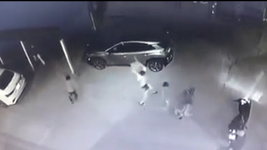 Hình ảnh nhóm côn đồ tấn công ông Thiệp trước cổng Bệnh viện Đa khoa huyện An Lão, TP Hải Phòng.