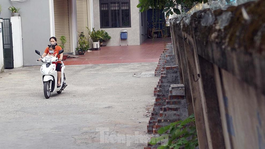 Người dân Hải Phòng 'kinh hãi' bức tường chờ sập của trường tiểu học