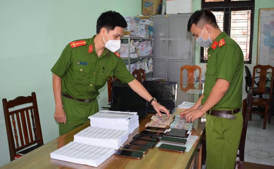 Tang vật liên quan đường dây tổ chức cá độ bóng đá vừa được triệt phá. Ảnh: CAHY