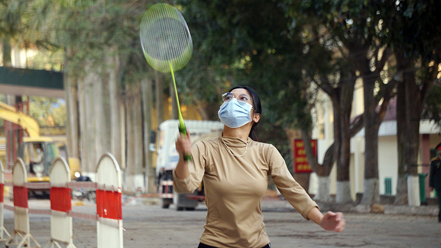 Thiếu nữ chơi cầu lông, rèn luyện sức khỏe trong khu cách ly ở Hải Phòng.