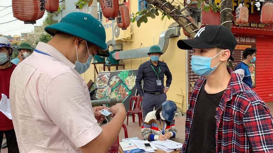 Lực lượng chức năng xử phạt nhiều người vi phạm quy định phòng dịch ở Hải Dương.