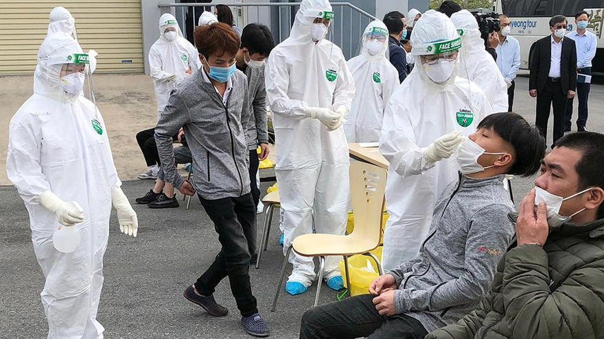 Lực lượng y tế lấy mẫu xét nghiệm cho công nhân. Ảnh: Tư liệu