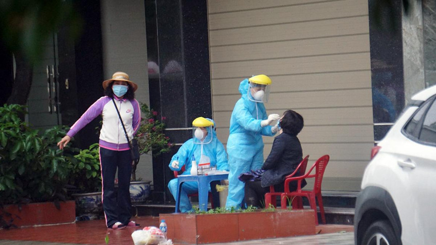 Lực lượng y tế lấy mẫu xét nghiệm người dân tại các khu dân cư. Ảnh: Tư liệu