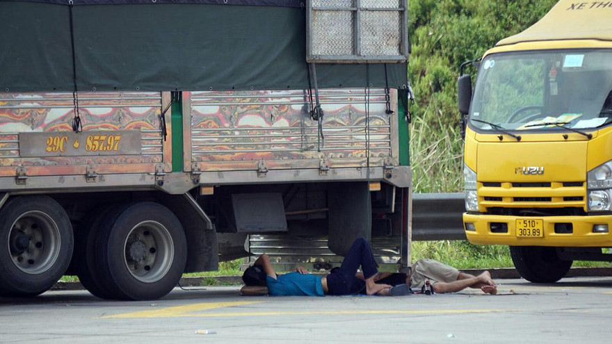 Cao tốc Hà Nội - Hải Phòng ùn ứ, tài xế vạ vật ngủ gầm xe chờ hàng