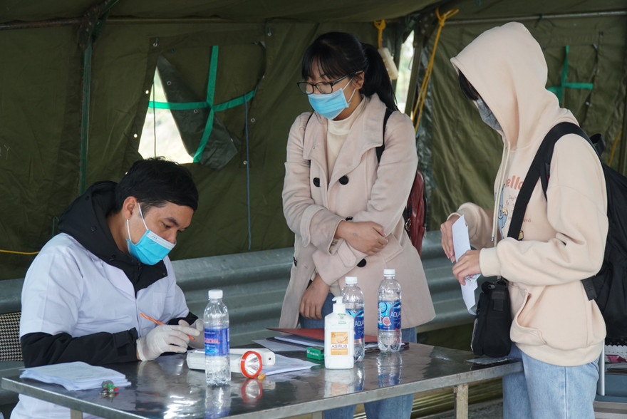 'Tổ đặc biệt' chi viện cho Cẩm Giàng tập trung xét nghiệm công nhân