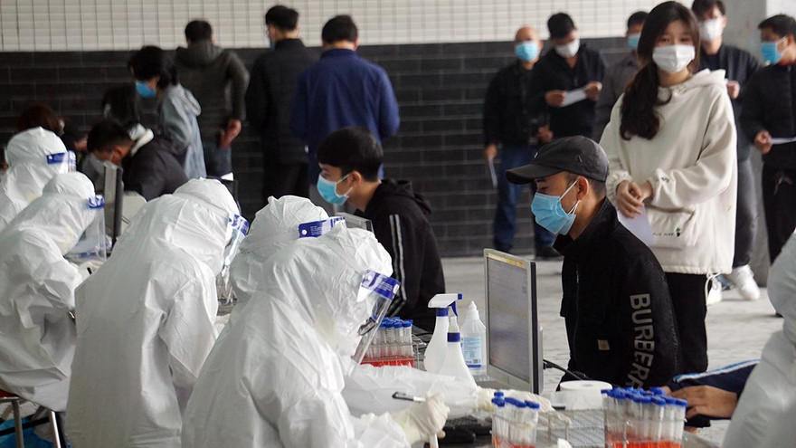 Lực lượng y tế Hải Dương lấy mẫu xét nghiệm cho người dân.