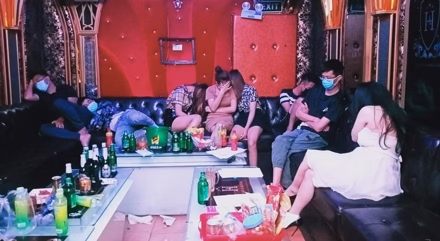 Cảnh sát bắt quả tang nhóm thanh niên mở tiệc ma túy trong quán karaoke New 5 sao tại huyện An Dương, TP Hải Phòng.