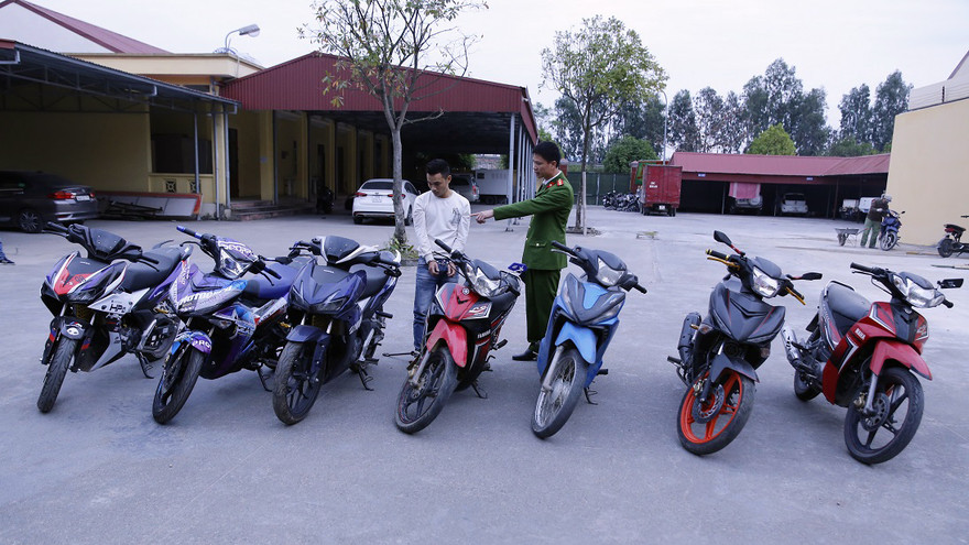 Đối tượng Dương Tiến Khoa và tang vật tại cơ quan công an.