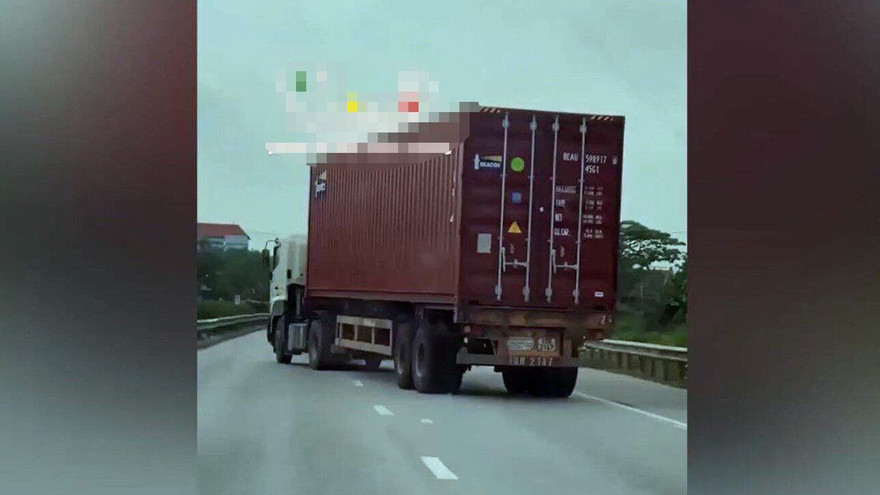 Nam tài xế lái chiếc container lạng lách, đánh võng trên QL5.