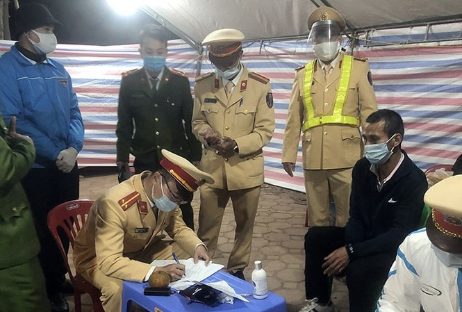 Đối tượng Đỗ Văn Toản qua chốt COVID-19 ở TP Chí Linh bị cảnh sát phát hiện trốn truy nã.