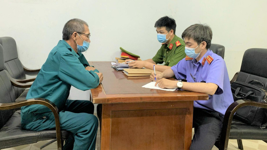 Bị can Bùi Văn Cử tại cơ quan công an. 