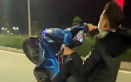 Đối tượng bốc đầu xe máy trong phố trung tâm ở Hải Phòng.