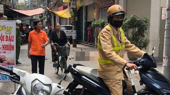 Cảnh sát tới hiện trường vụ án.