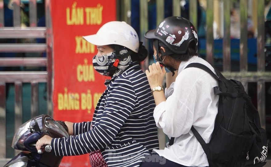 Thí sinh tới điểm thi tại Trường THCS Ngô Quyền chiều 8/6.