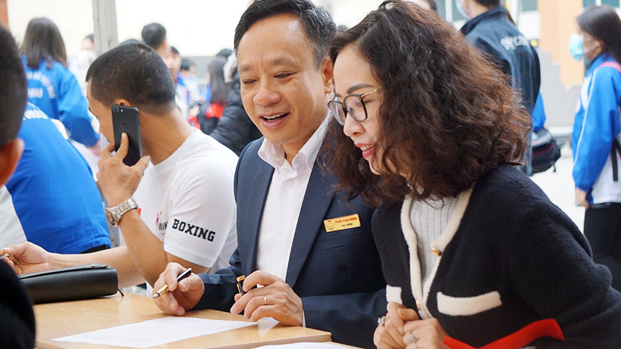 Thầy Phạm Xuân Dương - Hiệu trưởng Đại học Hàng hải Việt Nam lần thứ 46 tham gia hiến máu.