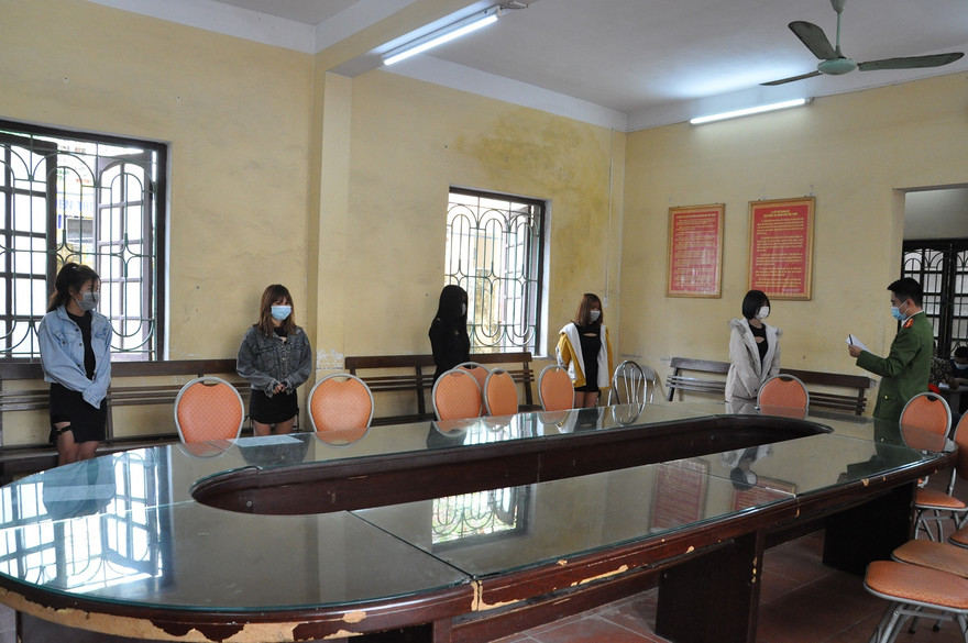 5 cô gái cùng nhóm bạn nam sử dụng ma túy trong khách sạn.