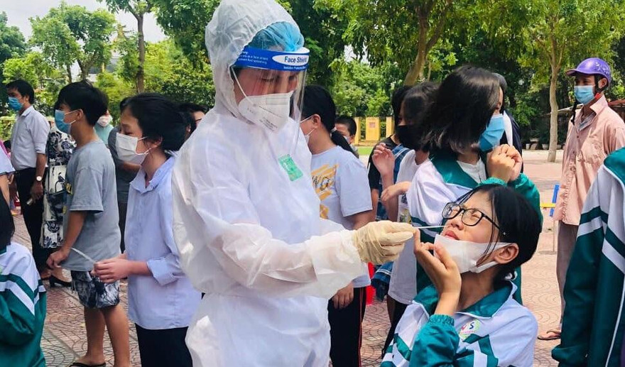Lực lượng chức năng tỉnh Hải Dương lấy mẫu xét nghiệm cho học sinh, trẻ em.