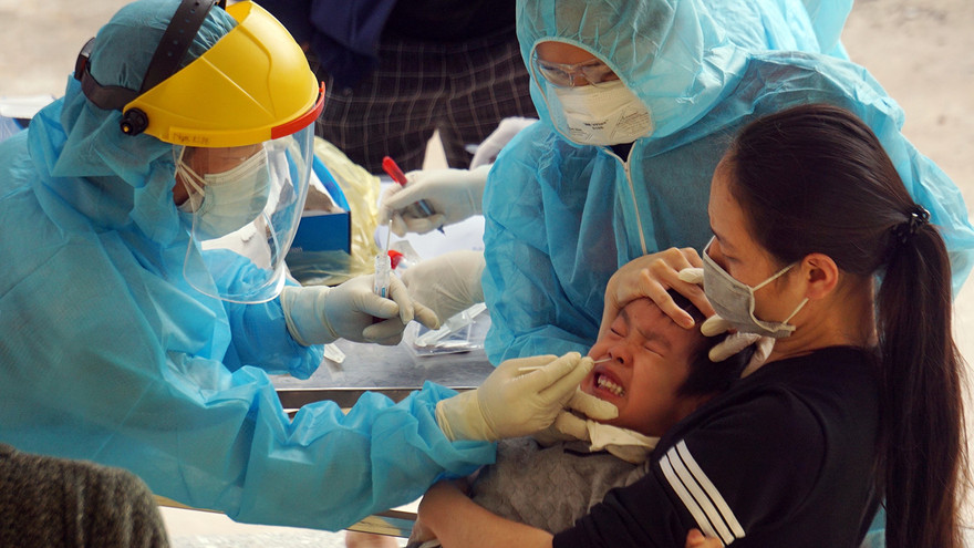 Bố mắc COVID-19, hơn 100 bạn học của con bị cách ly ở Cẩm Giàng, Hải Dương